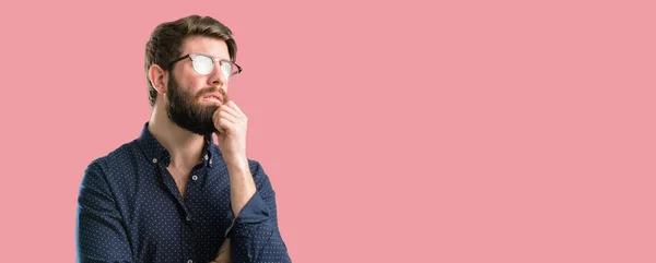 Jeune Homme Hipster Avec Une Grosse Barbe Penser Regarder Haut — Photo