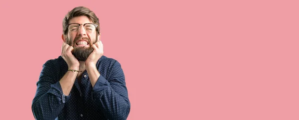 Jonge Hipster Man Met Grote Baard Zelfverzekerd Blij Met Een — Stockfoto