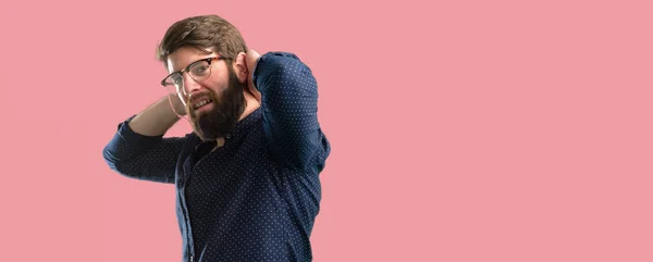 Jonge Hipster Man Met Grote Baard Zelfverzekerd Blij Met Een — Stockfoto