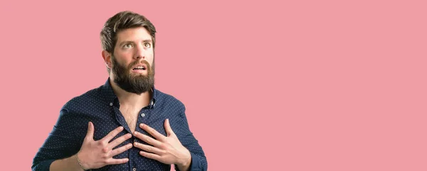 Jonge Hipster Man Met Grote Baard Met Charmante Glimlach Hand — Stockfoto