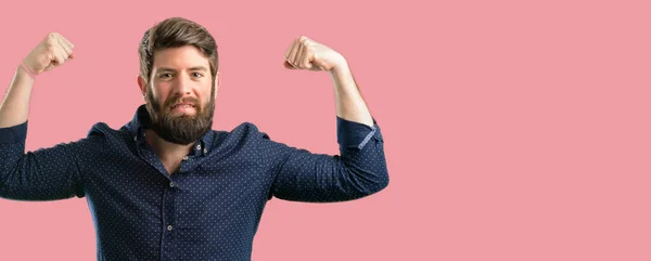Joven Hipster Hombre Con Barba Grande Mostrando Bíceps Expresando Fuerza — Foto de Stock