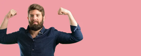 Jonge Hipster Man Met Grote Baard Biceps Uiting Van Kracht — Stockfoto