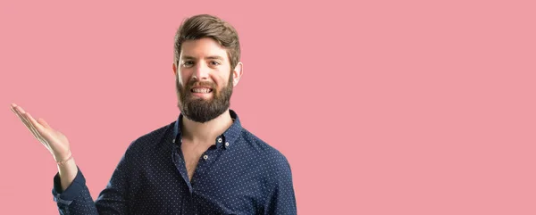 Jonge Hipster Man Met Grote Baard Met Iets Zijn Lege — Stockfoto