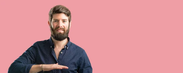 Giovane Hipster Uomo Con Grande Barba Possesso Qualcosa Concetto Dimensione — Foto Stock