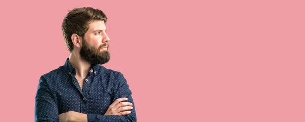 Homem Jovem Hipster Com Barba Grande Com Braços Cruzados Confiante — Fotografia de Stock