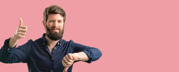 Man Van Jonge Hipster Met Grote Baard Verward Met Duimen — Stockfoto