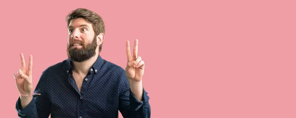 Giovane Hipster Uomo Con Grande Barba Felice Eccitato Esprimendo Gesto — Foto Stock