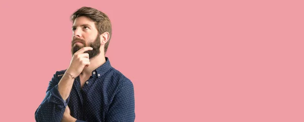 Joven Hombre Hipster Con Barba Grande Pensando Mirando Hacia Arriba — Foto de Stock