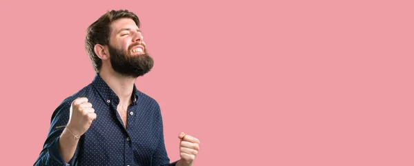 Homem Jovem Hipster Com Barba Grande Feliz Animado Celebrando Vitória — Fotografia de Stock