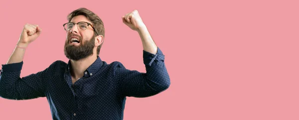 Joven Hombre Hipster Con Barba Grande Feliz Emocionado Celebrando Victoria —  Fotos de Stock