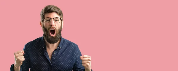 Jonge Hipster Man Met Grote Baard Blij Opgewonden Vieren Overwinning — Stockfoto