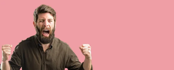 Homem Jovem Hipster Com Barba Grande Feliz Animado Celebrando Vitória — Fotografia de Stock