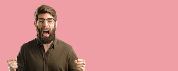 Jonge Hipster Man Met Grote Baard Blij Opgewonden Vieren Overwinning — Stockfoto