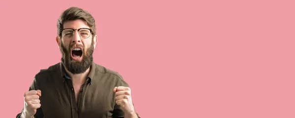 Jonge Hipster Man Met Grote Baard Blij Opgewonden Vieren Overwinning — Stockfoto