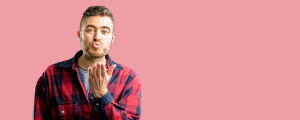 Ung Vacker Man Uttrycker Kärlek Blåser Kyss Kamera Flirta — Stockfoto
