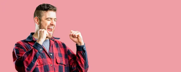 Jovem Homem Bonito Feliz Animado Expressando Gesto Vencedor Vitória Bem — Fotografia de Stock