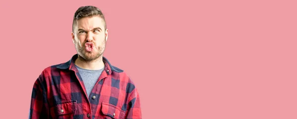 Jovem Homem Bonito Fazendo Cara Engraçada Enganando — Fotografia de Stock