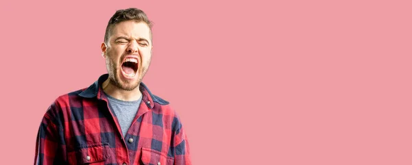 Jovem Homem Bonito Estressante Aterrorizado Pânico Gritando Exasperado Frustrado Gesto — Fotografia de Stock