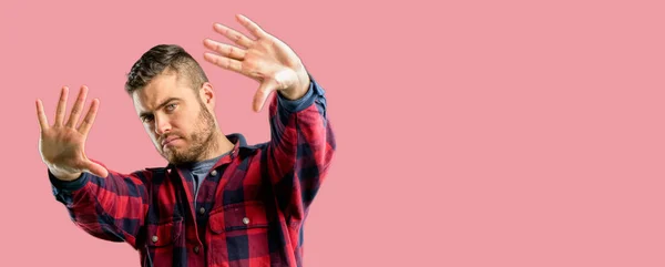 Jovem Homem Bonito Confiante Feliz Mostrando Mãos Para Câmera Compondo — Fotografia de Stock