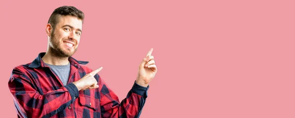 Yakışıklı Delikanlı Uzak Yan Parmağıyla Işaret — Stok fotoğraf