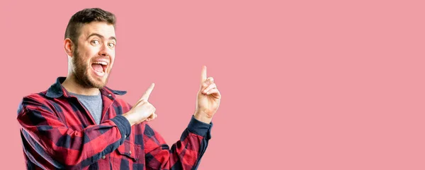 Yakışıklı Delikanlı Uzak Yan Parmağıyla Işaret — Stok fotoğraf