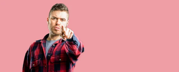 Homem Bonito Jovem Apontando Para Frente Com Dedo — Fotografia de Stock