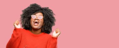 Güzel Afrikalı kadın mutlu ve heyecanlı kazanan jest ifade. Başarılı ve zafer, zafer kutluyor