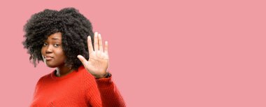 Hayır, güvenlik, savunma veya kısıtlama, belki iterek ifade güzel Afrikalı kadın kötü tutum dur işareti el ile yapma ile rahatsız