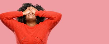 Güzel Afrikalı kadın stresli tutma eller baş, yorgun ve sinirli