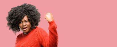 Güzel Afrikalı kadın sinirli ve öfkeli olumsuz duygu, biriyle rahatsız ifade