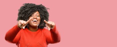 İşaret parmağı ile ön güzel Afrikalı kadın