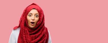 Panik ve korku ifade şokta, hijab giyen genç Arap kadın korkuttu