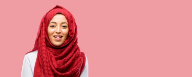 Kendinden emin ve mutlu bir büyük doğal gülümseme gülmek ile hijab giyen genç Arap kadın