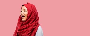 Mutlu ve ifade wow jest tezahürat hijab giyen genç Arap kadın