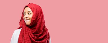 Yan seyir büyük bir doğal gülümseme ile kendinden emin ve mutlu hijab giyen genç Arap kadın