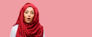 Mutlu ve ifade wow jest tezahürat hijab giyen genç Arap kadın