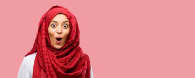 Mutlu ve ifade wow jest tezahürat hijab giyen genç Arap kadın
