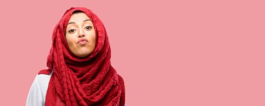 Genç Arap kadın giyiyor hijab ifade aşk, darbeler öpücük kamerasına, flört