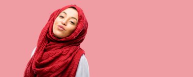 Genç Arap kadın giyiyor hijab ifade aşk, darbeler öpücük kamerasına, flört