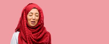 Depresif üzgün duygu ifade üzüntü dolu ağlıyor hijab giyen genç Arap kadın