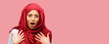 Mutlu ve ifade wow jest tezahürat hijab giyen genç Arap kadın