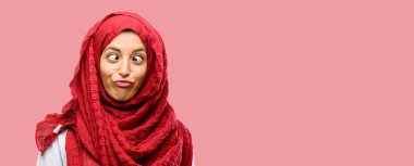 Komik surat dalga yapma hijab giyen genç Arap kadın