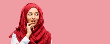 Kendinden emin ve mutlu bir büyük doğal gülümseme gülmek ile hijab giyen genç Arap kadın