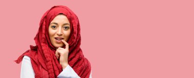 Kendinden emin ve mutlu bir büyük doğal gülümseme gülmek ile hijab giyen genç Arap kadın