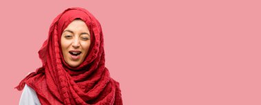Mutlu hareketi ile yanıp sönen gözler hijab giyen genç Arap kadın