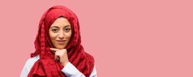 Soru ve şüphe ifade etmek acımak yüz ile düşünceli düşünme hijab giyen genç Arap kadın. Çözüm düşünün