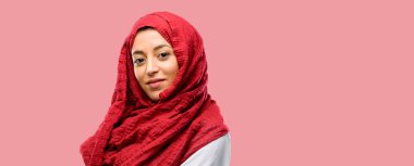 Kendinden emin ve mutlu bir büyük doğal gülümseme davet ile girmek hijab giyen genç Arap kadın