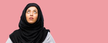 Kendinden emin ve mutlu bir büyük doğal gülümseme gülmek ile hijab giyen genç Arap kadın