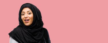 Mutlu ve ifade wow jest tezahürat hijab giyen genç Arap kadın
