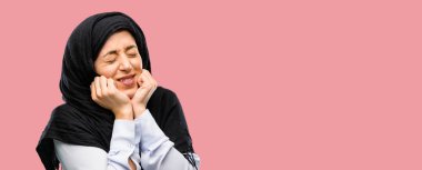 Kendinden emin ve mutlu bir büyük doğal gülümseme gülmek ile hijab giyen genç Arap kadın